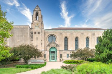 Chicago, IL, ABD - 21 Haziran 2021: Loyola Üniversitesi Chicago Kampüsü 'ndeki Cudahy Kütüphanesi.