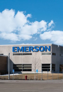 CHANHASSEN, MN, ABD - 20 Mart 2022 Emerson Elektrik üretim tesisi ve ticari marka logosu.