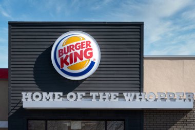 HOPKINS, MN, ABD - 20 Mart 2022: Burger King dış tabela ve ticari marka logosu.