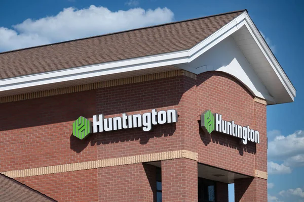 Louis Park Usa March 2022 Huntington Bank Exterior Trademark Logo — Stock Photo, Image