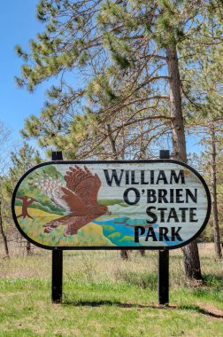St. CROIX, MN, USA- 7 Mayıs 2022: William O 'Brien State Park' a giriş işareti.