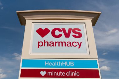 BLOOMINGTON, MN, ABD - 13 Haziran 2022: CVS Eczane, Sağlık ve Dakika Kliniği işareti ve ticari marka logosu.