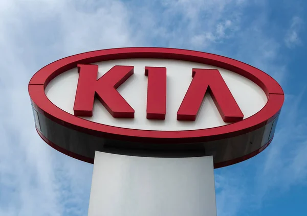 Bloomington Usa June 2022 Kia Car Dealership Sign Trademark Logo — стоковое фото