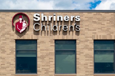 WOODBURY, MN, ABD - 16 Haziran 2022: Shriners Çocuk Hastanesi tesisi ve ticari marka logosu.