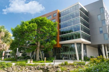 CORAL GABLES, FL, ABD - 2 Temmuz 2022: Miami Üniversitesi kampüsündeki Lakeside Village.