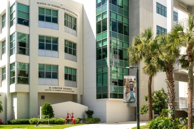 CORAL GABLES, FL, ABD - 2 Temmuz 2022 - Miami Üniversitesi kampüsündeki Christine Scwartz Hemşire ve Sağlık Araştırmaları Merkezi.