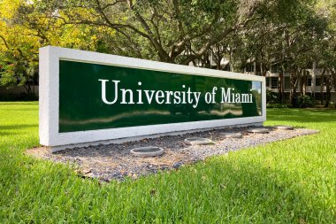 CORAL GABLES, FL, ABD - 2 Temmuz 2022: Miami Üniversitesi giriş işareti ve ticari marka logosu.