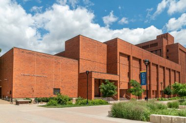 EAU CLAIRE, WI, ABD - 24 Temmuz 2022: Wisconsin-Eau Claire Üniversitesi 'nde Richard E. Hibbard Hall.