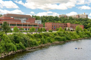 EAU CLAIRE, WI, ABD - 24 Temmuz 2022: Eau Claire Nehri ve Wisconsin-Eau Üniversitesi kamp vist 'leri.