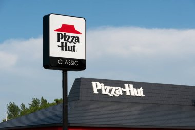 MORRIS, MN, USA - JULY 9, 2022: Pizza Hut resturant exterior and trademark logo sign.