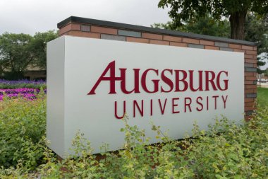 MINNEAPOLIS, MN, ABD - 18 Eylül 2022: Augsburg Üniversitesi Giriş ve Ticari Marka Logosu.