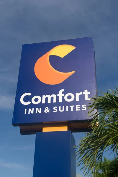 Fort Myers Usa Lipiec 2022 Logo Motelu Comfort Suites Zewnątrz — Zdjęcie stockowe