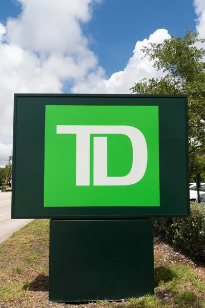 Fort Lauderdale, FL, ABD - 5 Temmuz 2022: TD Ameritrade dış tabela ve ticari marka logosu.