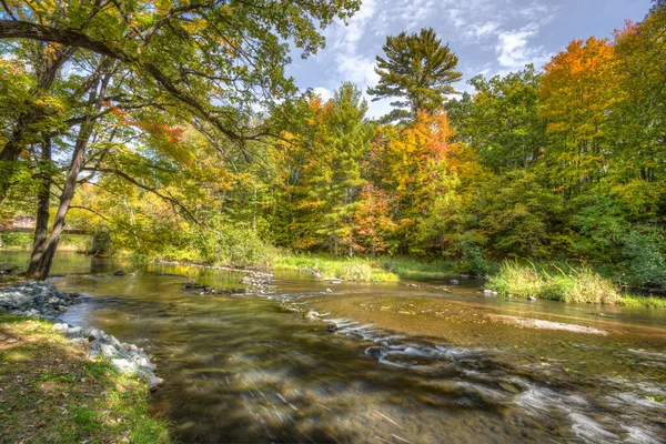 威斯康星州秋天树叶颜色的苹果河 — 图库照片
