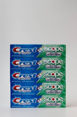 HUDSON, WI, ABD - 21 Haziran 2022: Crest Diş macunu ambalajı ve ticari marka logosu.