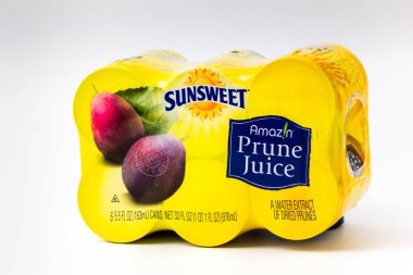 St. Paul, MN, ABD - 6 Nisan 2021 Sunsweet Prune Juice kapları ve ticari marka logosu.