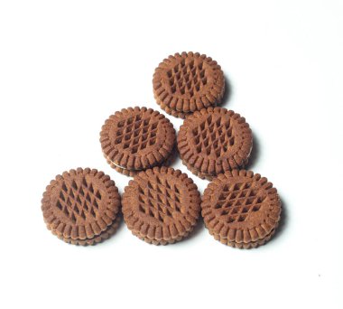 Sandviç kurabiyeleri, beyaz arka planda izole edilmiş süt kremalı fırında bisküviler.