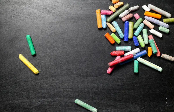 Krijt Verschillende Kleuren Zwarte Achtergrond Gekleurde Krijt Uitgelijnd Schoolbord — Stockfoto