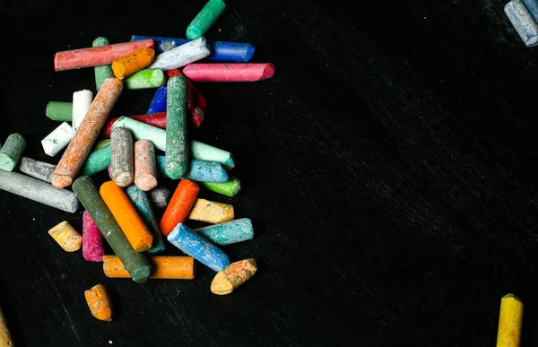 Krijt Verschillende Kleuren Zwarte Achtergrond Gekleurde Krijt Uitgelijnd Schoolbord — Stockfoto