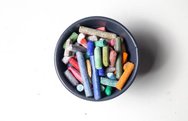 tebeşirler beyaz arkaplanda çeşitli renklerde düzenlenmiştir