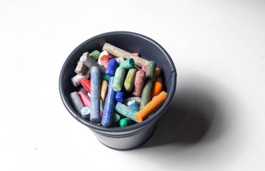 tebeşirler beyaz arkaplanda çeşitli renklerde düzenlenmiştir