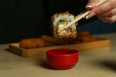 Geleneksel Japon yemekleri. Geleneksel suşi sarma seti