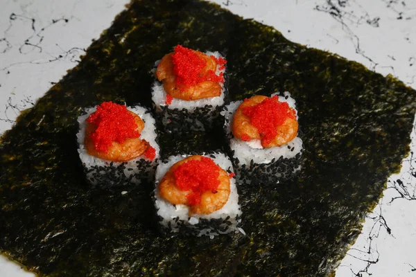 Tradycyjne Japońskie Jedzenie Tradycyjny Zestaw Bułek Sushi — Zdjęcie stockowe