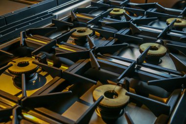 Yepyeni modern mutfakta gömülü elektrikli fırın.