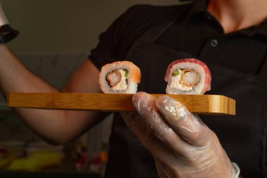aşçı suşi yangın yardımıyla hazırlar