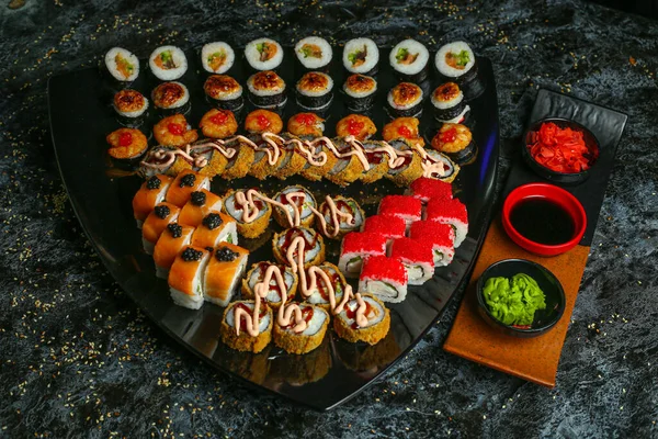 Tradiční Lahodné Čerstvé Sushi Roll Set Černém Pozadí Odrazem Sushi — Stock fotografie