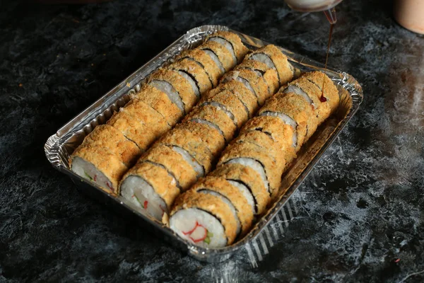Rollo Sushi Frito Con Salmón Aguacate Queso Menú Sushi Comida — Foto de Stock