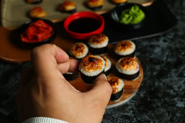 黒を基調とした伝統的なおいしい新鮮な寿司ロールを反映しています 寿司はご飯 サーモンとロール 寿司メニュー 日本のキッチン レストラン 魚介類 アジア料理 — ストック写真
