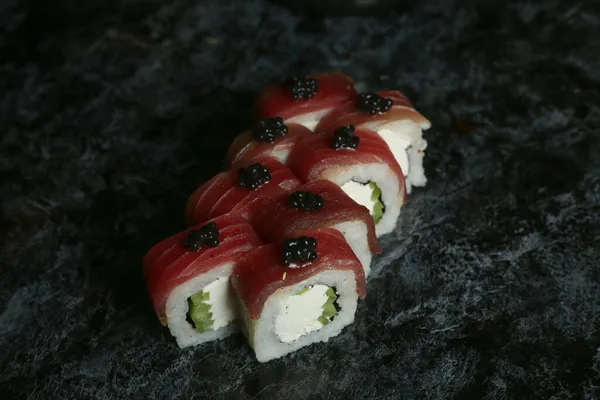 Tradycyjne Pyszne Świeże Sushi Roll Zestaw Czarnym Tle Odbiciem Sushi — Zdjęcie stockowe