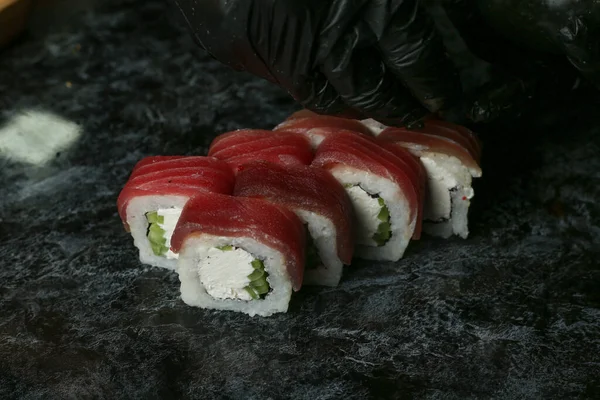 Delicioso Rollo Sushi Fresco Tradicional Sobre Fondo Negro Con Reflejo —  Fotos de Stock