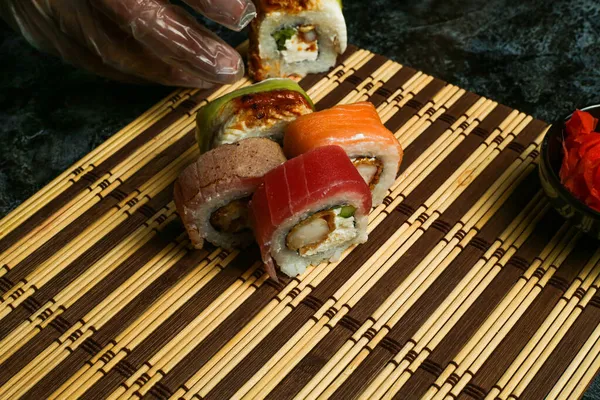 Tradycyjne Pyszne Świeże Sushi Roll Zestaw Czarnym Tle Odbiciem Sushi — Zdjęcie stockowe