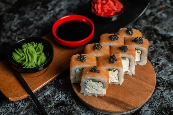 Tradicional Delicioso Rolo Sushi Fresco Definido Fundo Preto Com Reflexão — Fotografia de Stock
