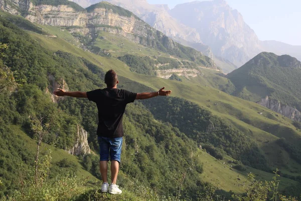 Dağlarda gezinen gezgin bulutlar manzara seyahat yaşam tarzı macera konsepti