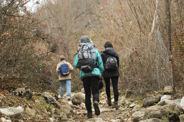 Wanderer Wandern Den Bergen Wolken Landschaft Reisen Lifestyle Abenteuer Konzept — Stockfoto