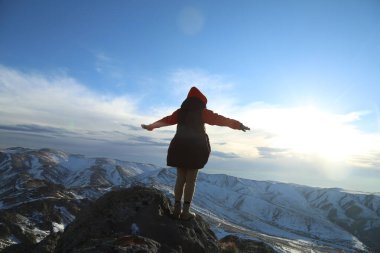 Dağlarda gezinen gezgin bulutlar manzara seyahat yaşam tarzı macera konsepti