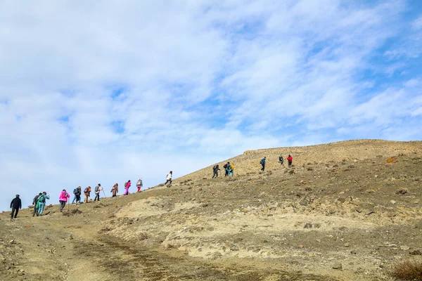 Grupo Caminhantes Com Mochilas Subindo Montanhas — Fotografia de Stock