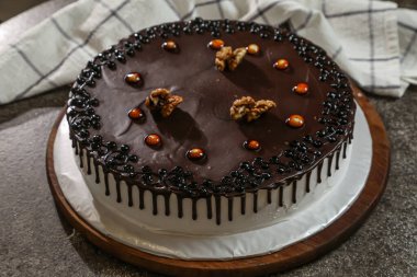 Yaklaştın. Çilekli krem peynir ve böğürtlen. Yaratıcı atmosfer tasarımı.