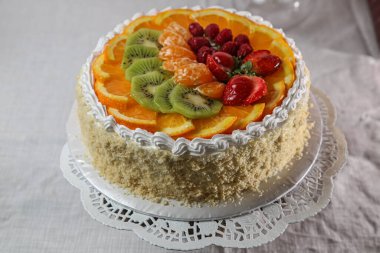 Çilekli ve meyveli kremalı peynir. Yaratıcı atmosfer tasarımı.