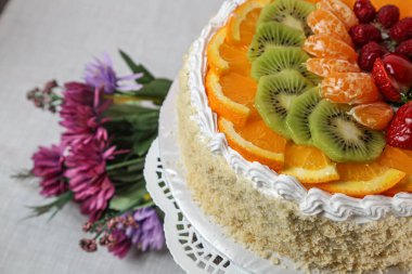 Çilekli ve meyveli kremalı peynir. Yaratıcı atmosfer tasarımı.