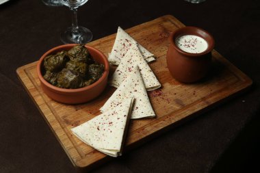 Geleneksel yoğurtlu Türk Dolma. Türk geleneksel yemeği
