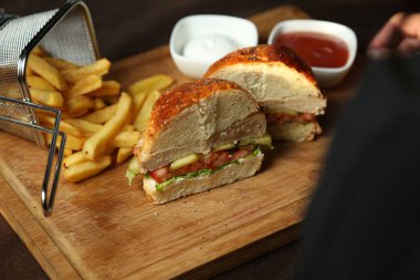 Lezzetli ev yapımı biftek, peynir ve sebze burgerleri eski ahşap bir masada..