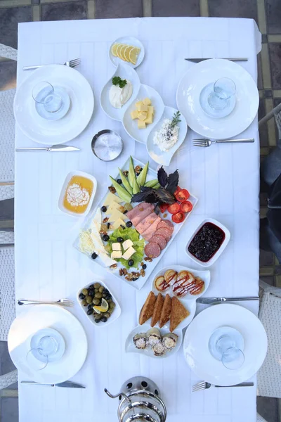Organik, taze geleneksel Türk köyü kahvaltısı ahşap masada bakır yumurta tavasıyla.