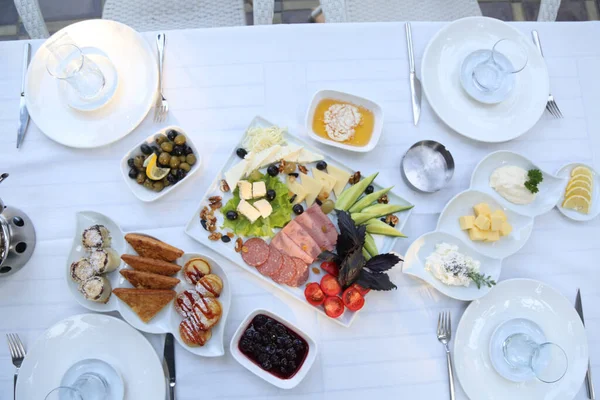 Organik, taze geleneksel Türk köyü kahvaltısı ahşap masada bakır yumurta tavasıyla.