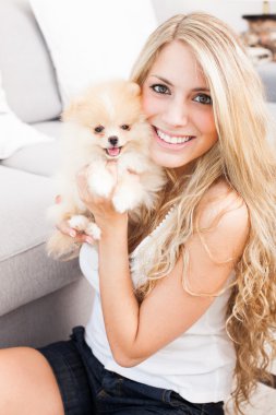 teneke gibi köpeğiyle oynayan genç bir kadın