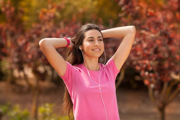 Jonge mooie vrouw met hoofdtelefoon buiten genieten — Stockfoto