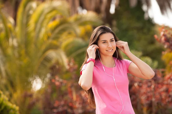 Joven hermosa mujer disfrutando con auriculares al aire libre — Foto de Stock